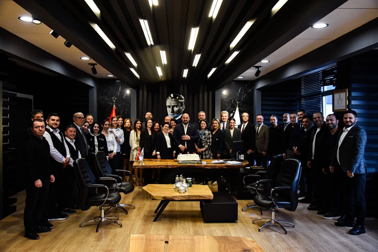 Atakum Belediye Başkanı Serhat Türkel’e Mesai Arkadaşlarından Doğum günü Süprizi